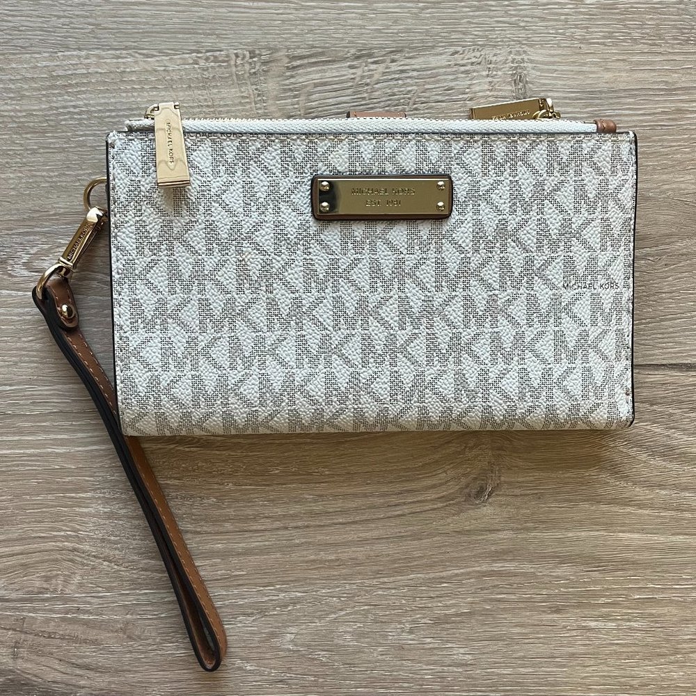 MICHAEL KORS Adele Logo Smartphone Wallet in Vanilla